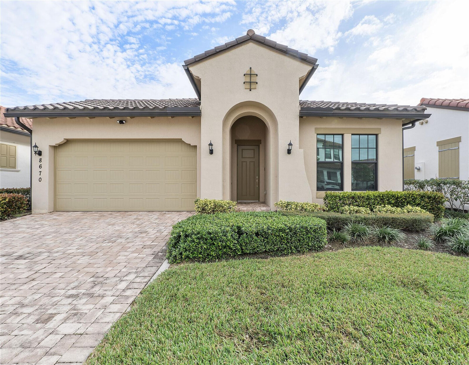 Property Photo: 8670 E Baypoint Circle FL 33076