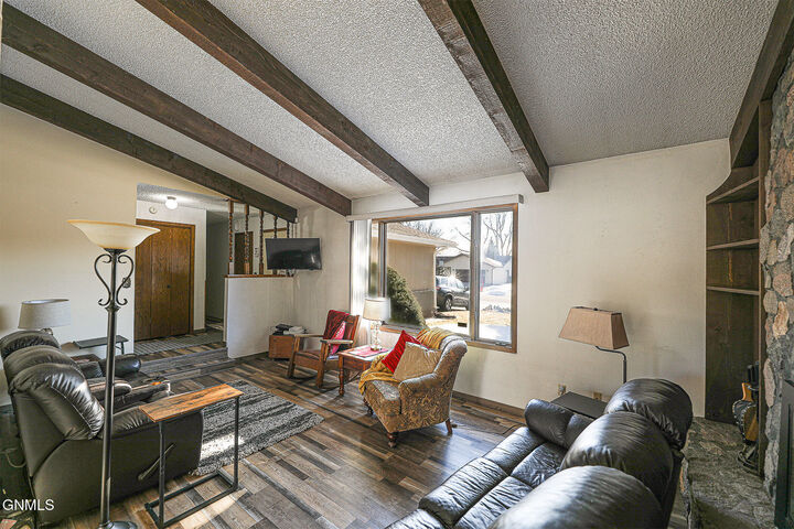 Property Photo: 524 Weatherby Way ND 58503