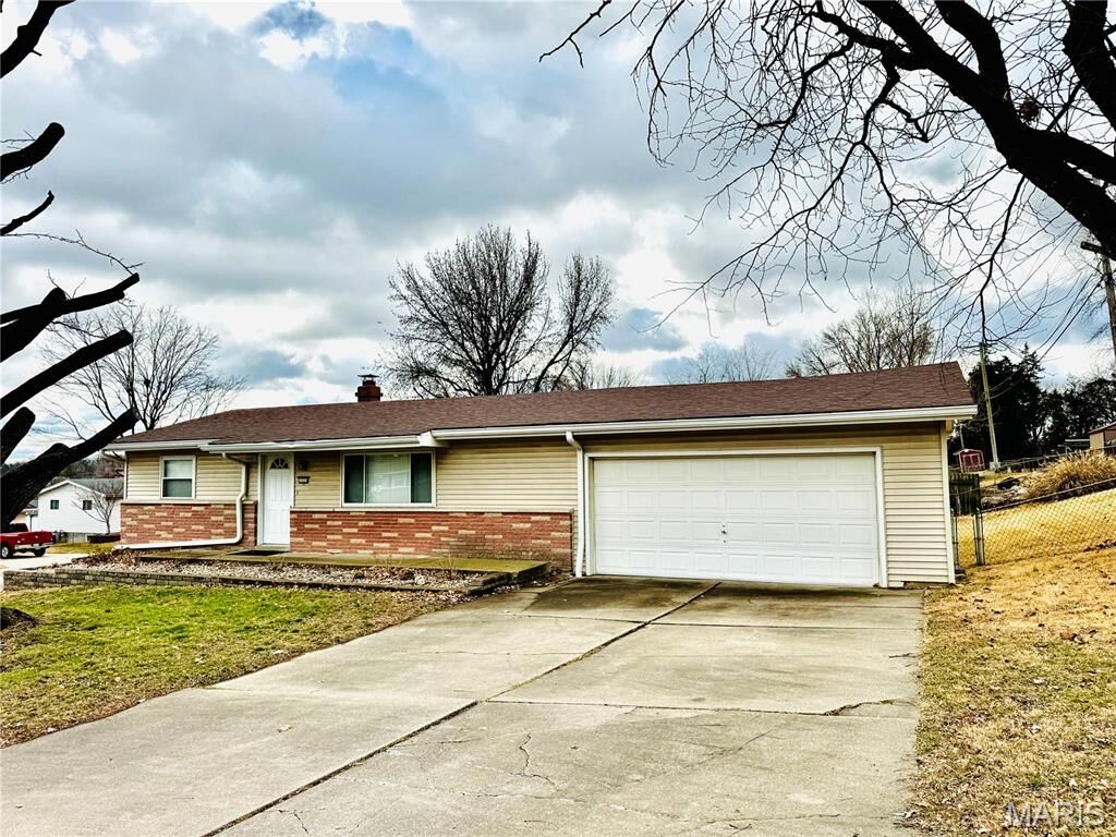 Property Photo: 1221 South Drive MO 63303