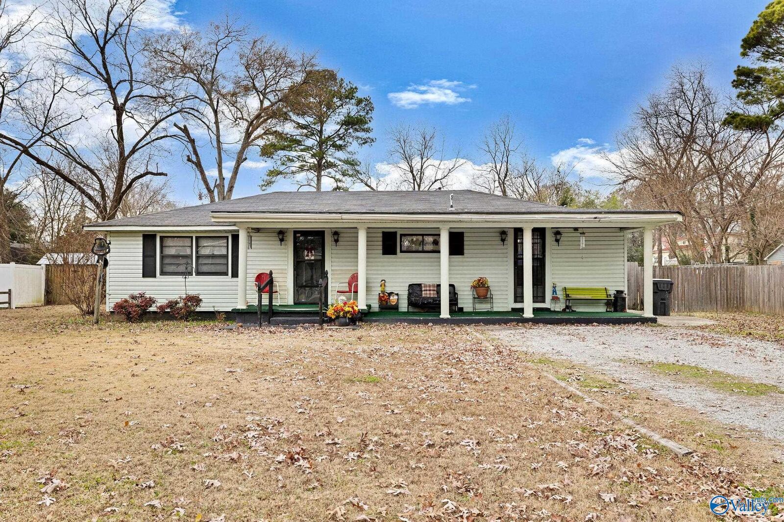 Property Photo:  2317 SW State Avenue  AL 35601 