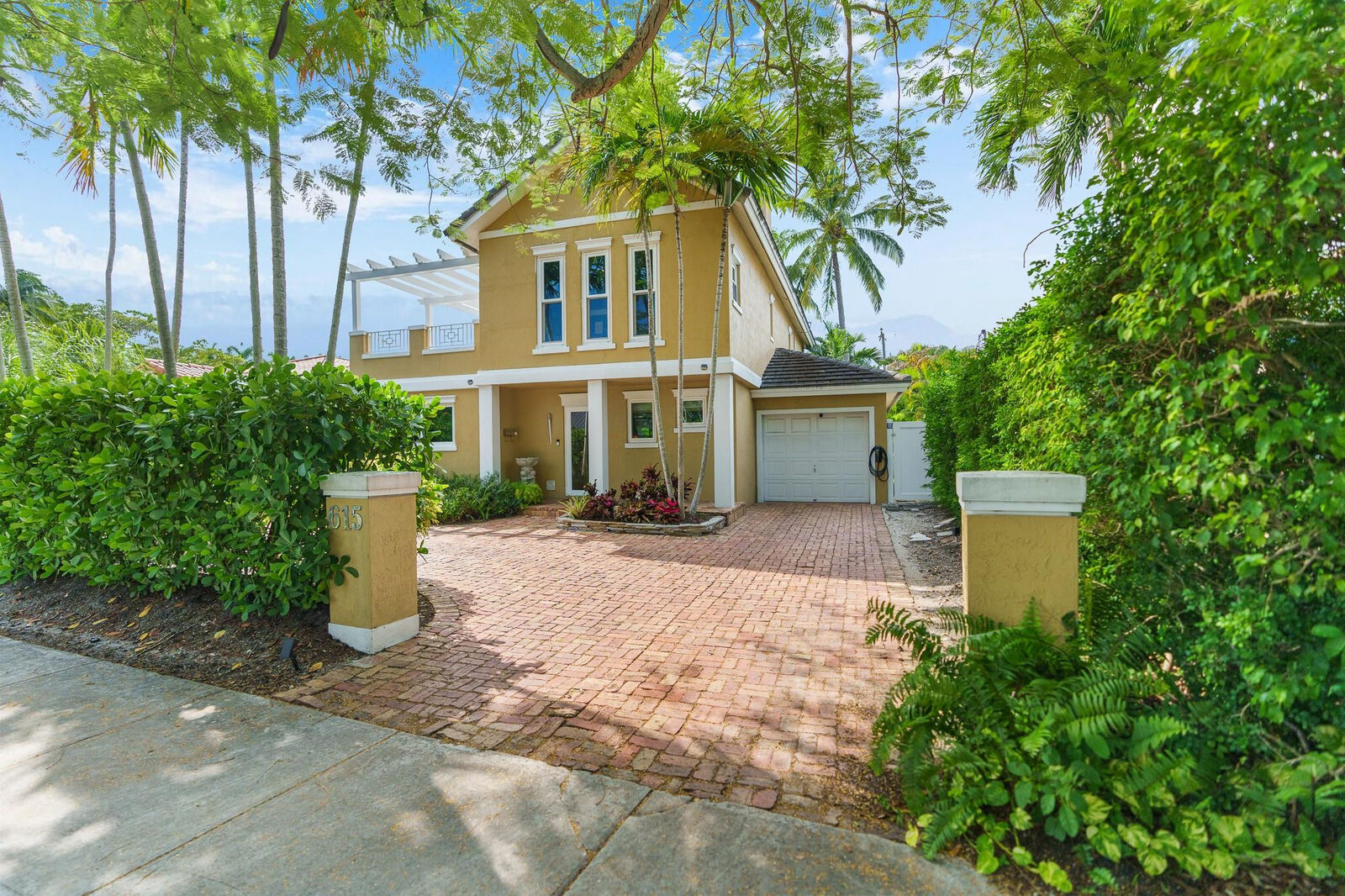 Property Photo: 615 N Victoria Park Road FL 33304