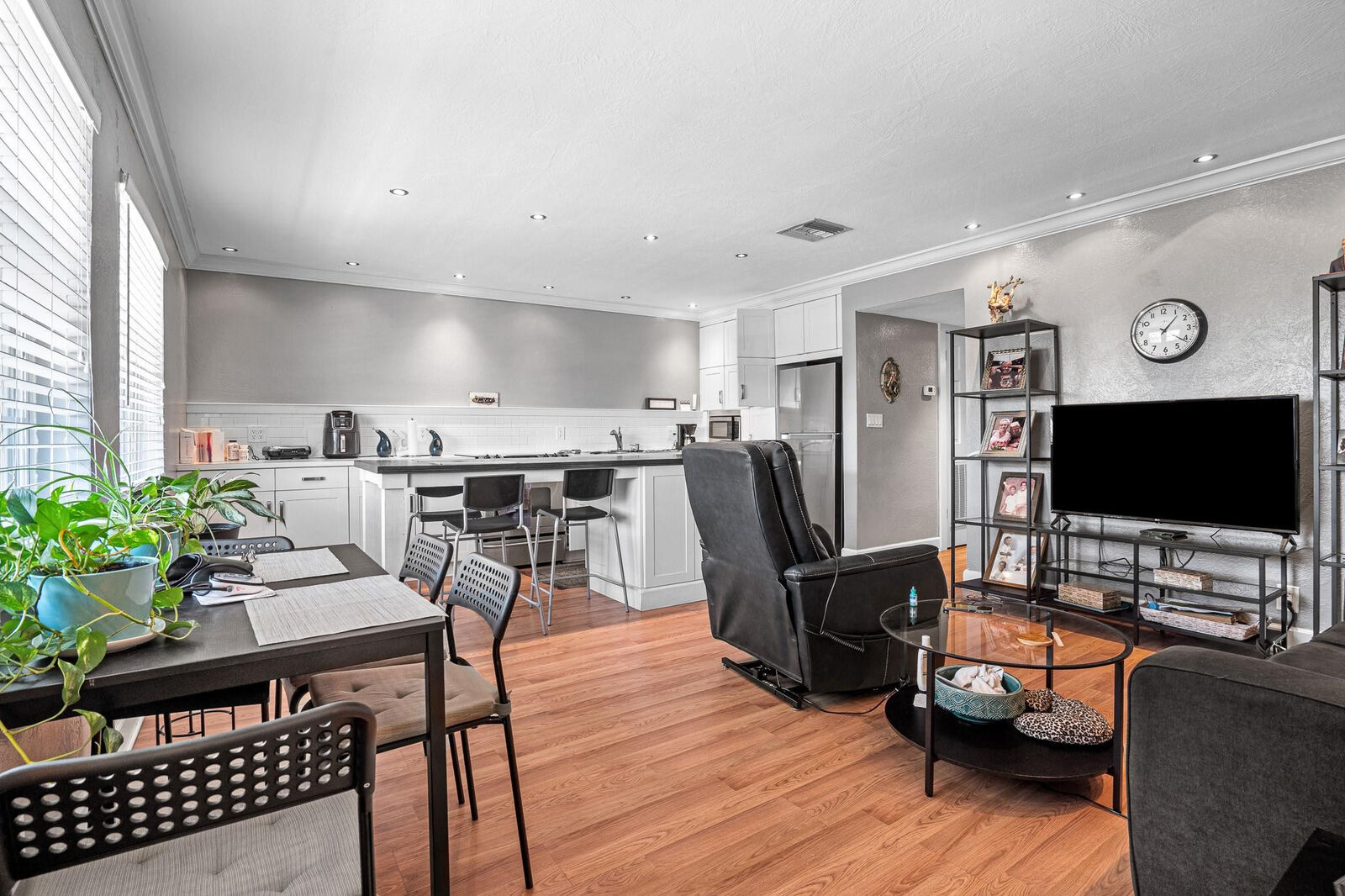 Property Photo: 4051 NE 13th Avenue 66-3 FL 33334
