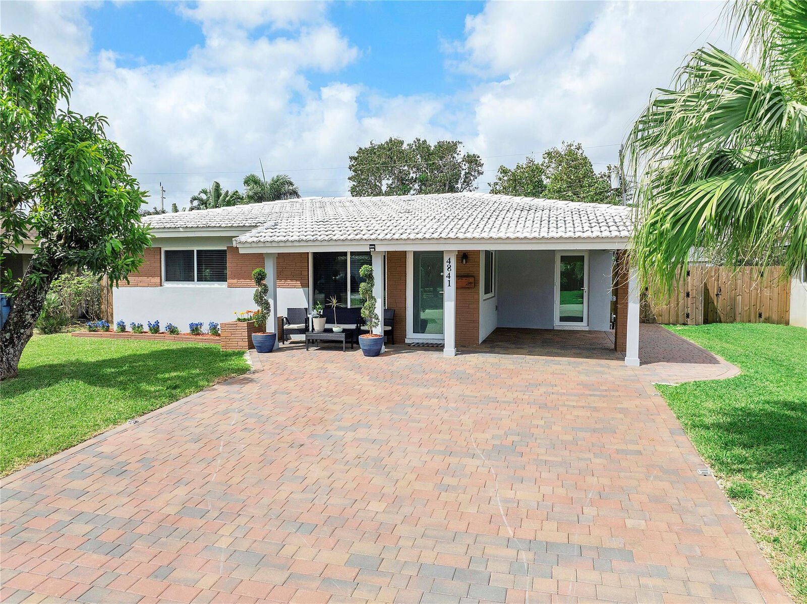 Property Photo: 4841 NE 7th Avenue FL 33334