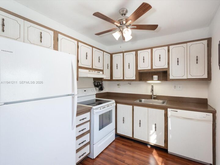 Property Photo: 414 Capri I 414 FL 33484