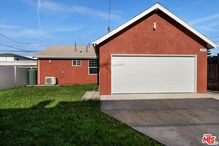 Property Photo:  2207 W 20th St  CA 90018 