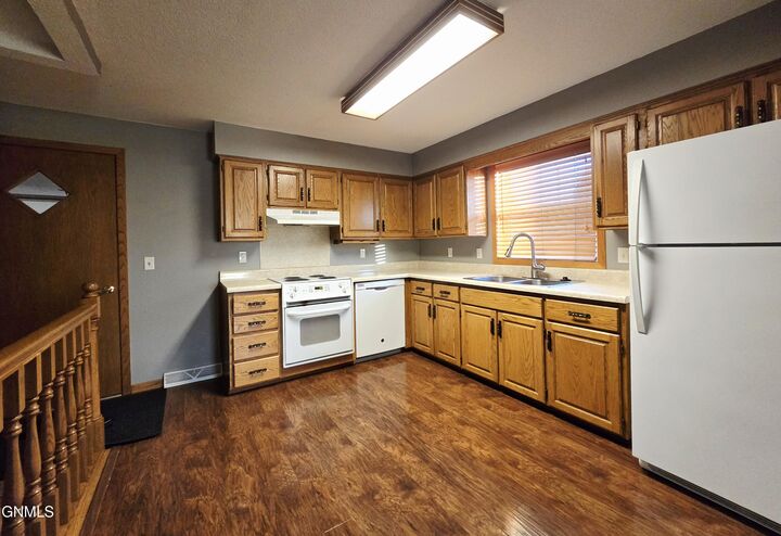 Property Photo:  512 Gary Avenue  ND 58501 