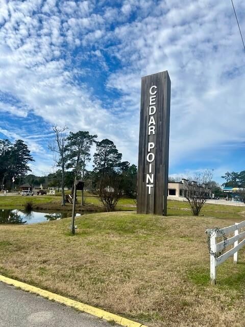 Property Photo:  157 Honeysuckle  TX 77351 