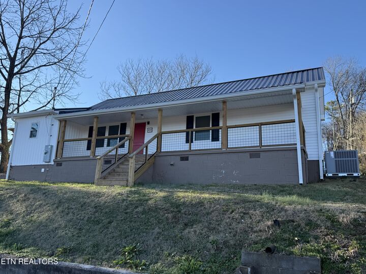 Property Photo:  400 Collins St  TN 37774 