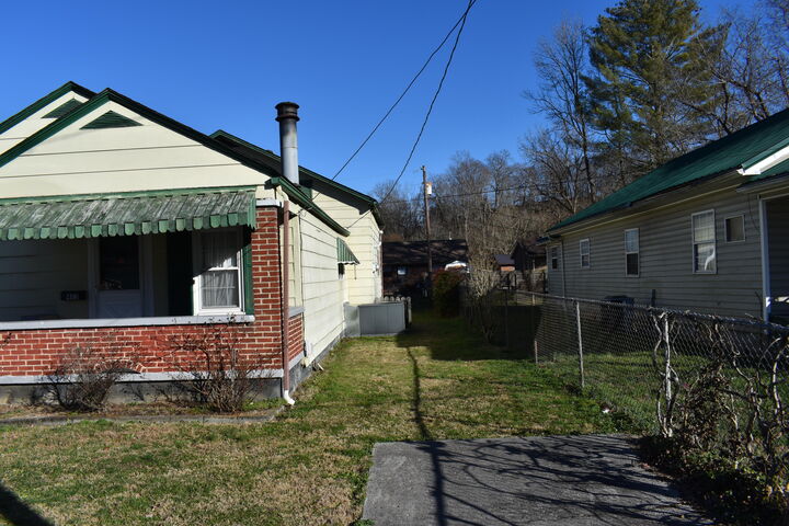 Property Photo:  405 S 37th Street  KY 40965 