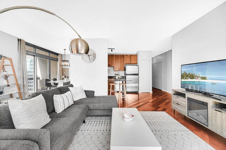 Property Photo:  125 S Jefferson Street 2207  IL 60661 