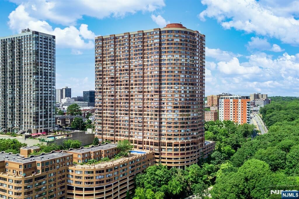 Property Photo:  100 Old Palisade Road 803  NJ 07024 