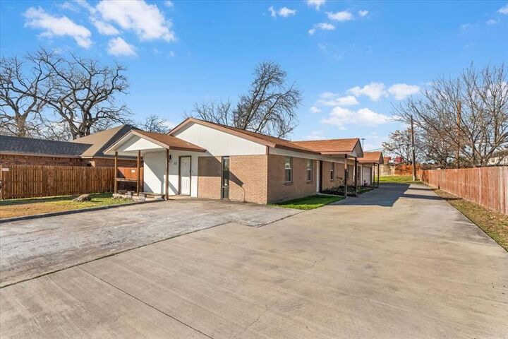 Property Photo:  112 Del Rio Avenue A &Amp B  TX 76126 