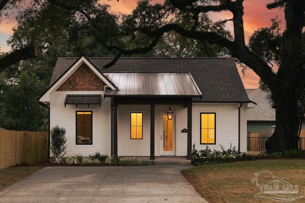 Property Photo:  1811 N 8th Ave  FL 32503 