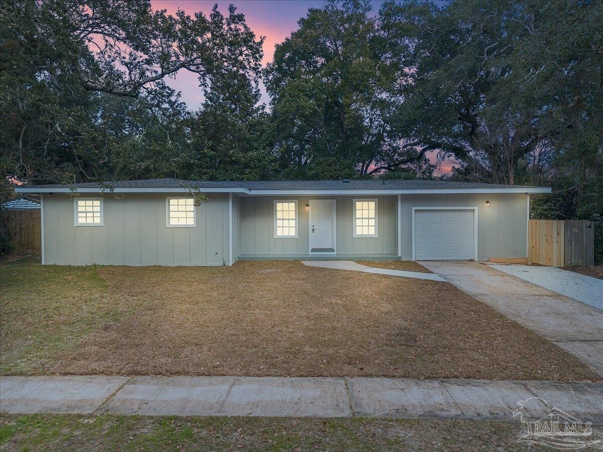 Property Photo:  20 Huntington Dr  FL 32506 