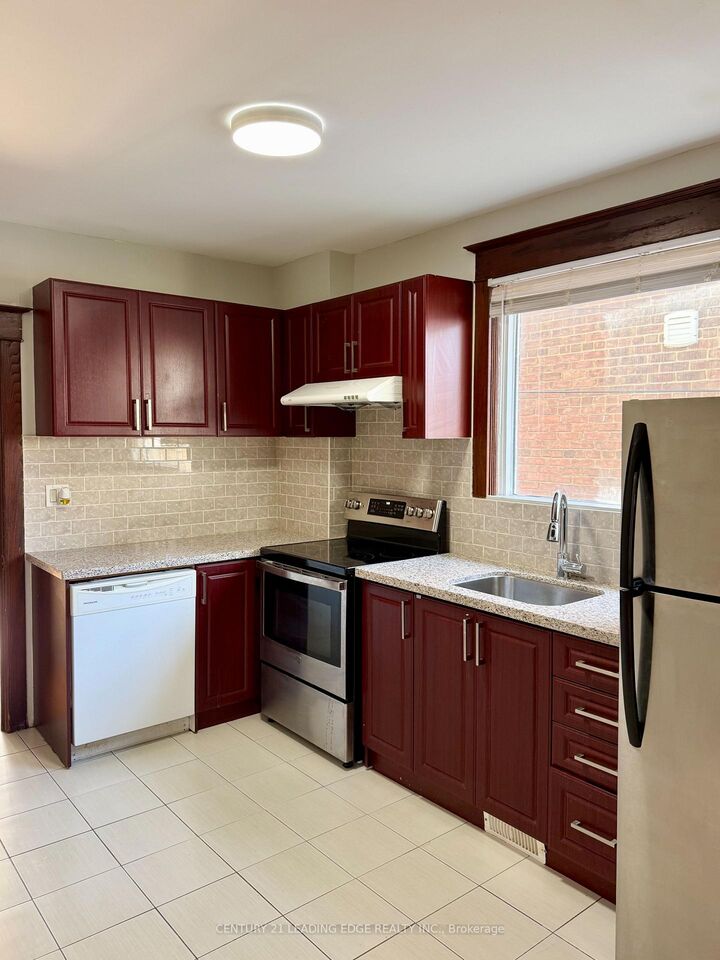 Photo de la propriété:  28 Gates Avenue Main  ON M4C 1S9 