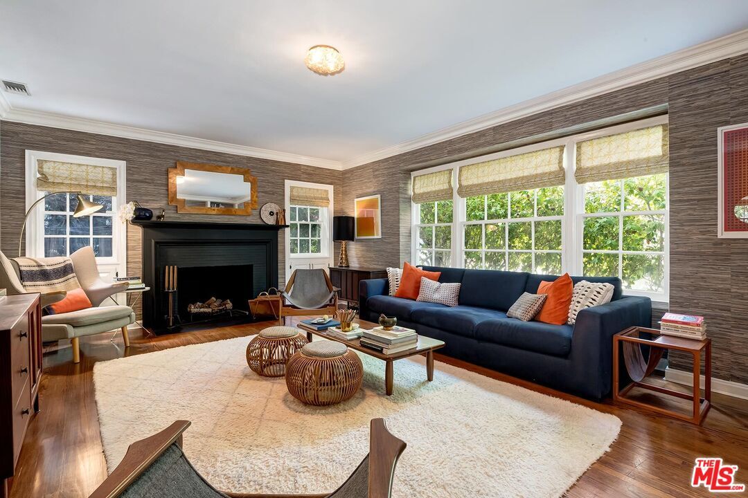 Property Photo:  5912 Canyon Cv  CA 90068 