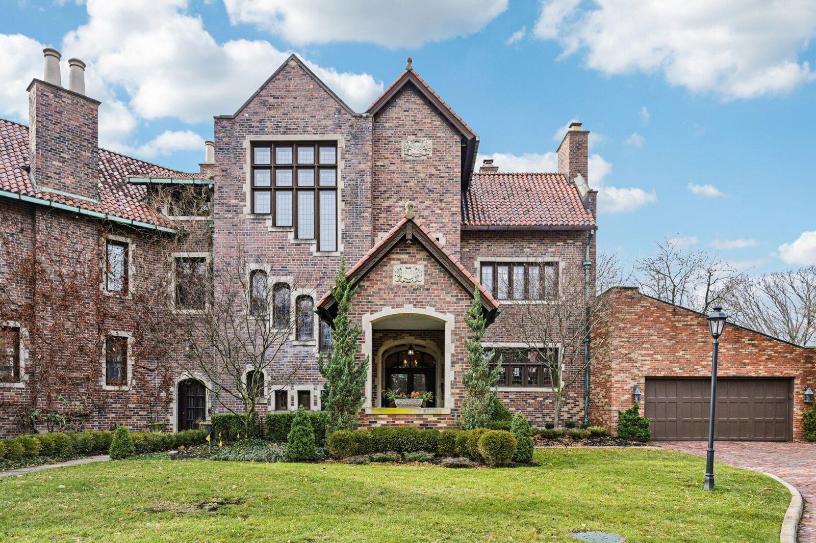 Property Photo:  1427 Roxbury Road  OH 43212 