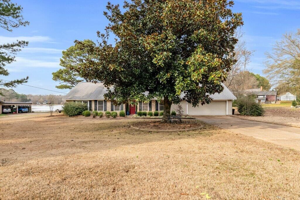 Property Photo:  102 W Williamsburg Dr  MS 39759 