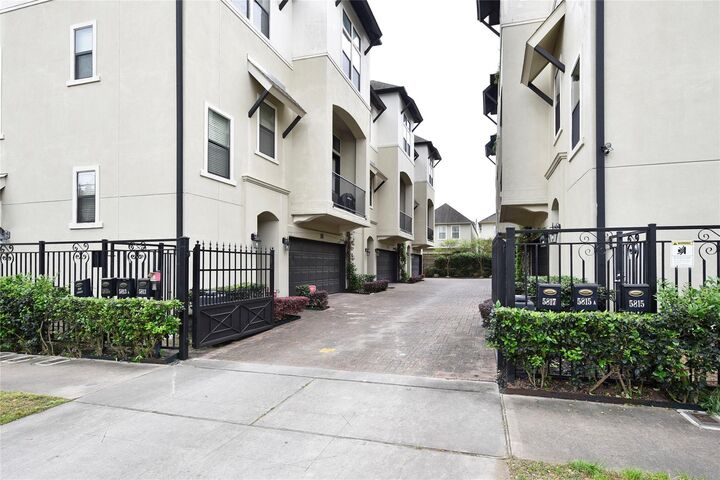 Property Photo:  5813A Kiam Street  TX 77007 