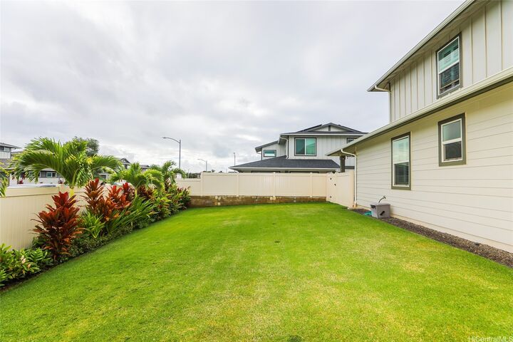 Property Photo:  91-1571 Makaukau Street  HI 96706 