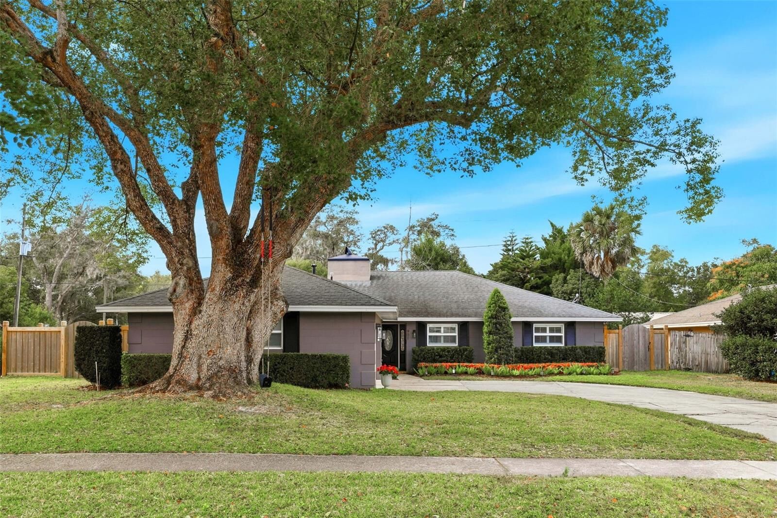 Property Photo:  901 Camelot Road  FL 32751 