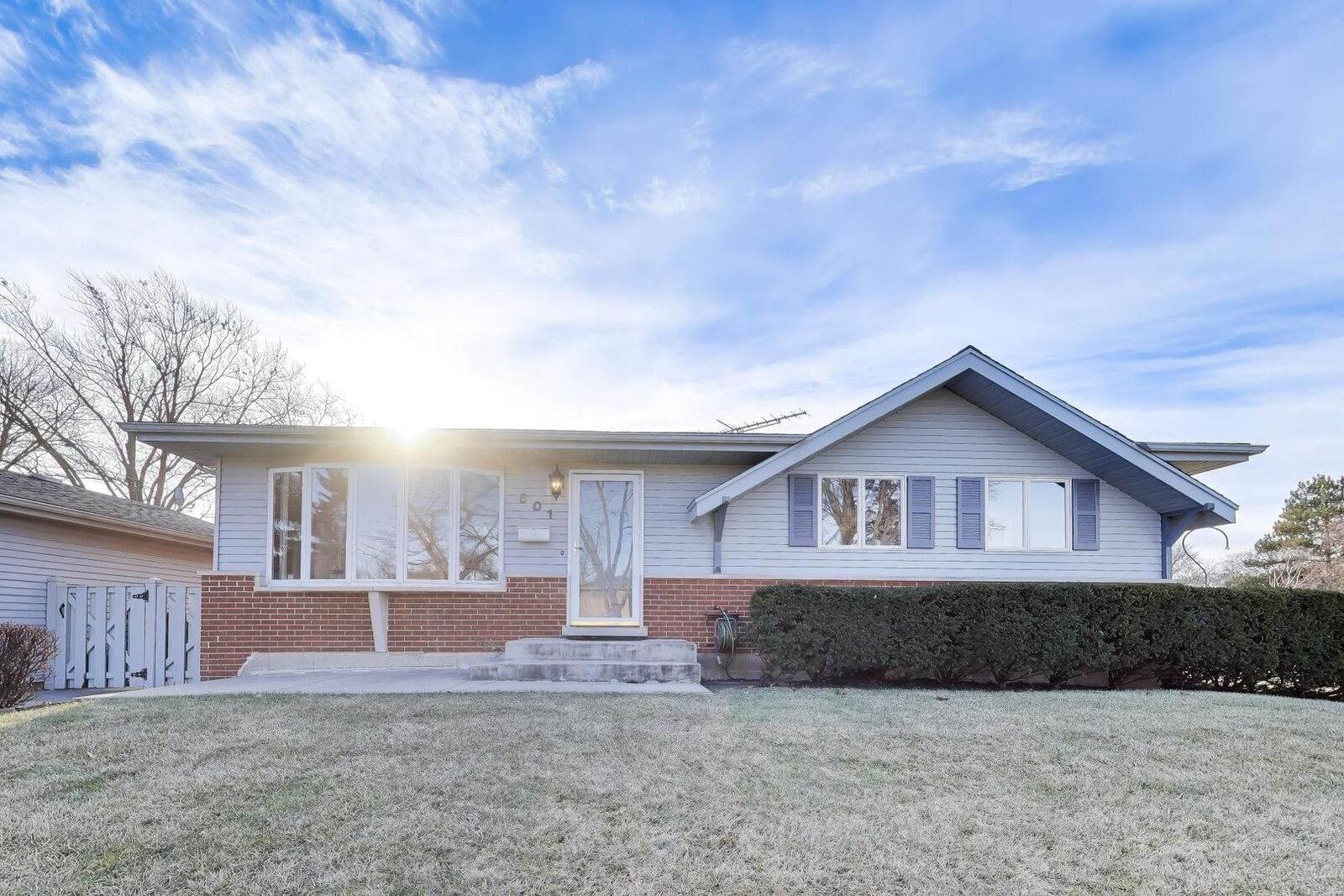 Property Photo:  601 E Hackberry Lane  IL 60056 