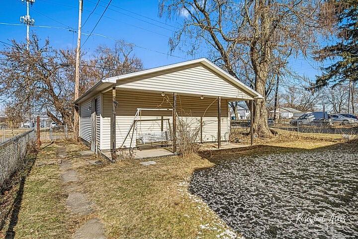Property Photo:  1221 E Chestnut Street  IL 60901 