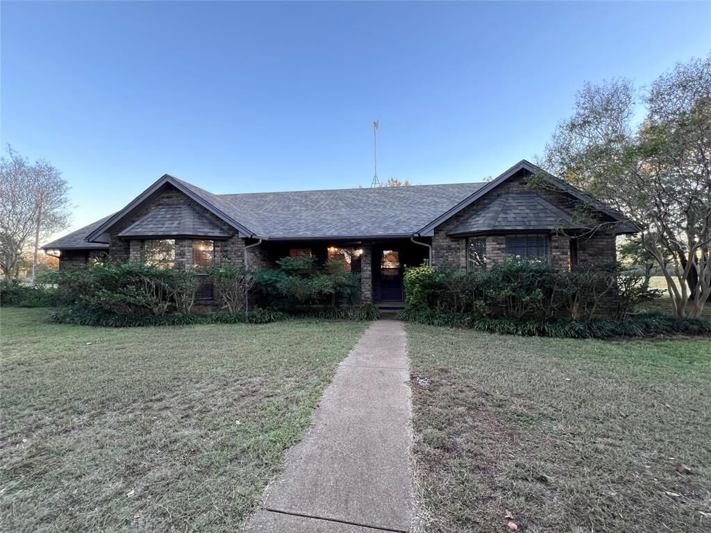 Property Photo: 3901 S Nolan River Road TX 76033