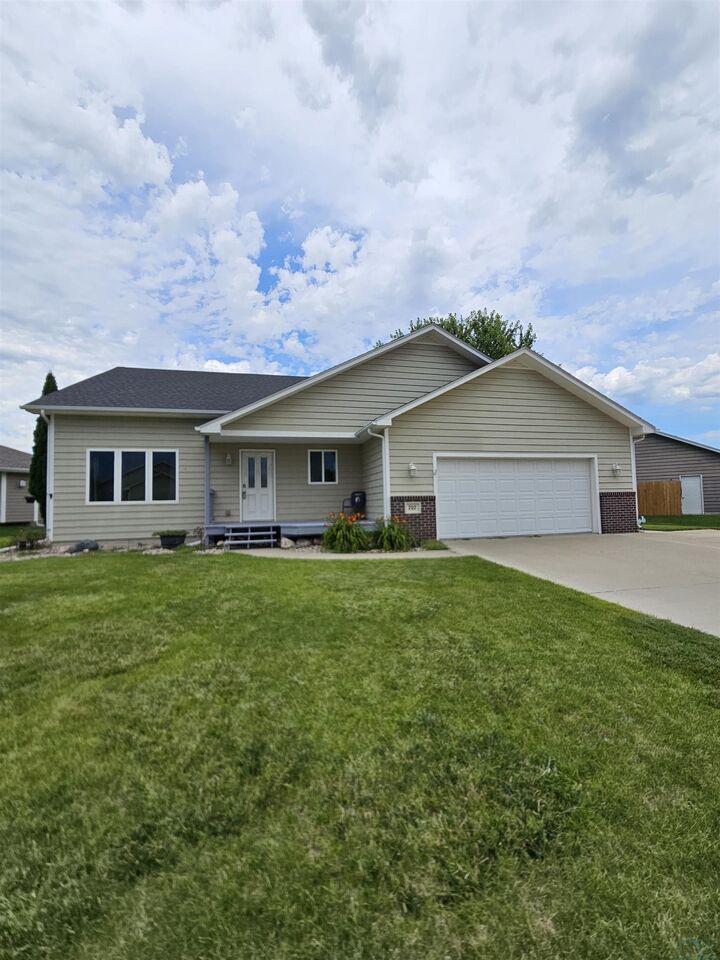 Property Photo:  707 Prairie Blvd  SD 57049 