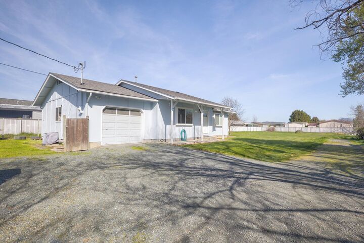Property Photo:  2368 Redwood Avenue  OR 97527 