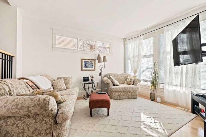 Property Photo:  926 8 Avenue SE  AB T2G 0M3 