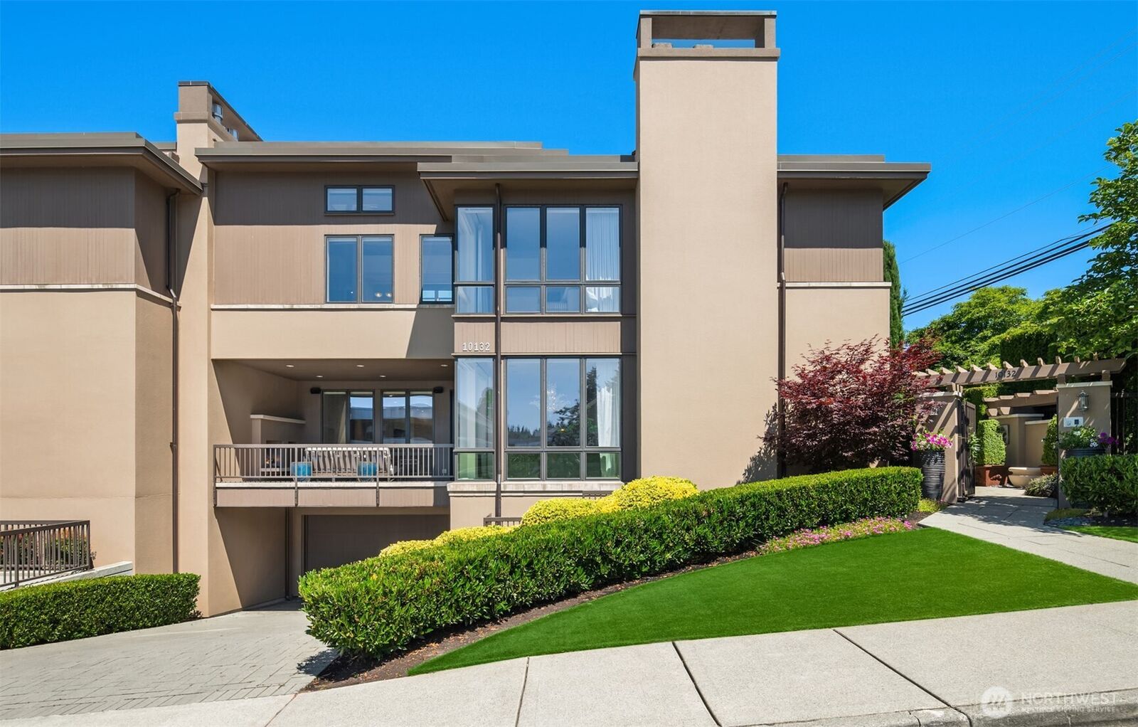 Property Photo: 10132 NE 59th Street C WA 98033