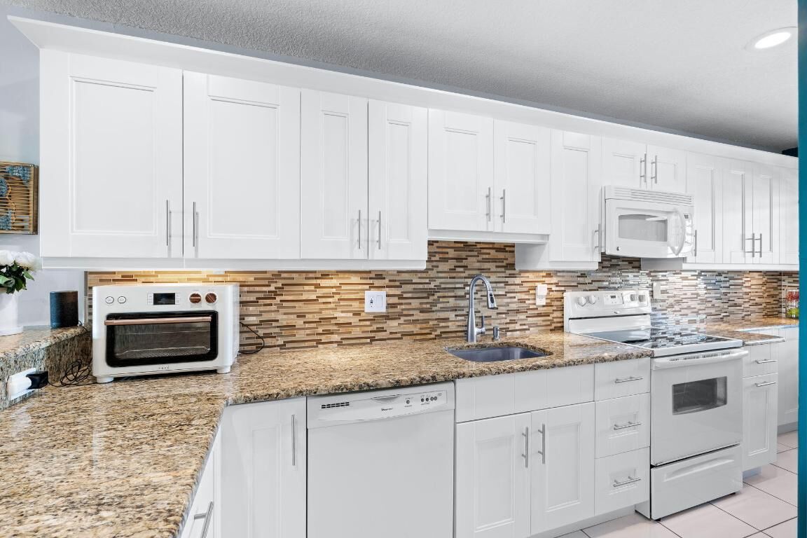 Property Photo: 1540 NW 18th Avenue 203 FL 33445