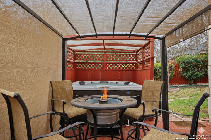 Property Photo:  1402 Mesa Crk  TX 78258 