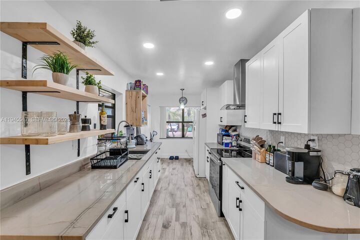 Property Photo: 8202 NW 100th Dr FL 33321