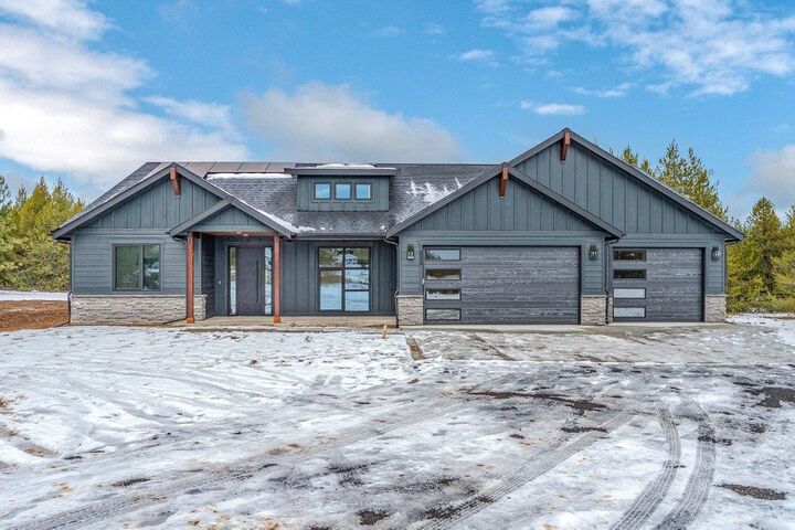 Property Photo:  826 W Slaton Ln  WA 99006 