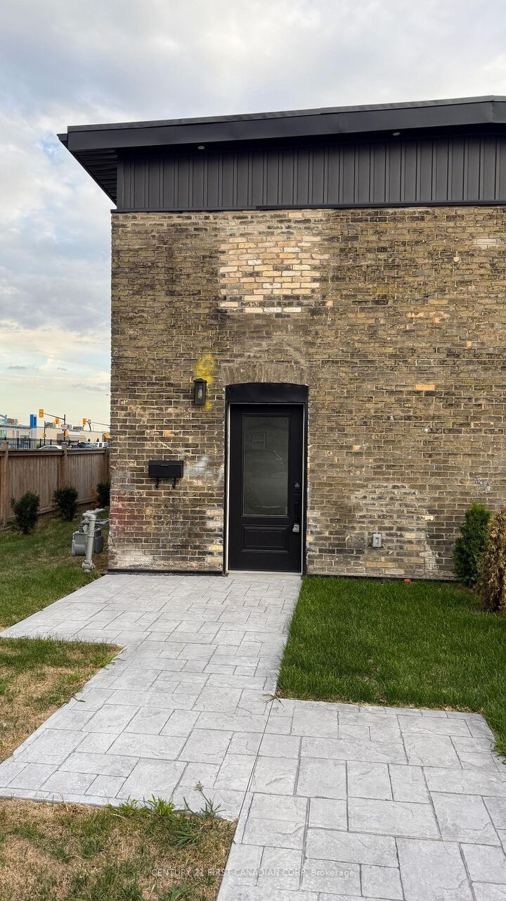 Property Photo:  857 Dundas Street Unit 4  ON N5W 2Z8 