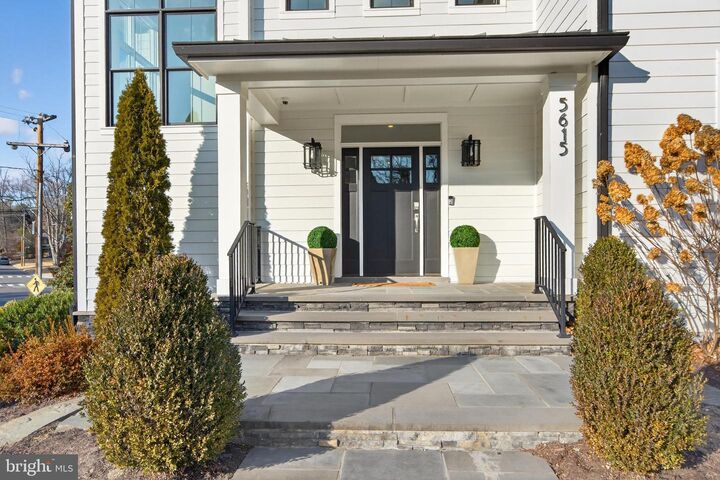 Property Photo:  5615 35th Road N  VA 22207 