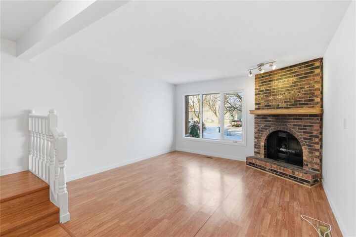 Property Photo:  321 Edelweiss Crescent  MB R2G 2B6 