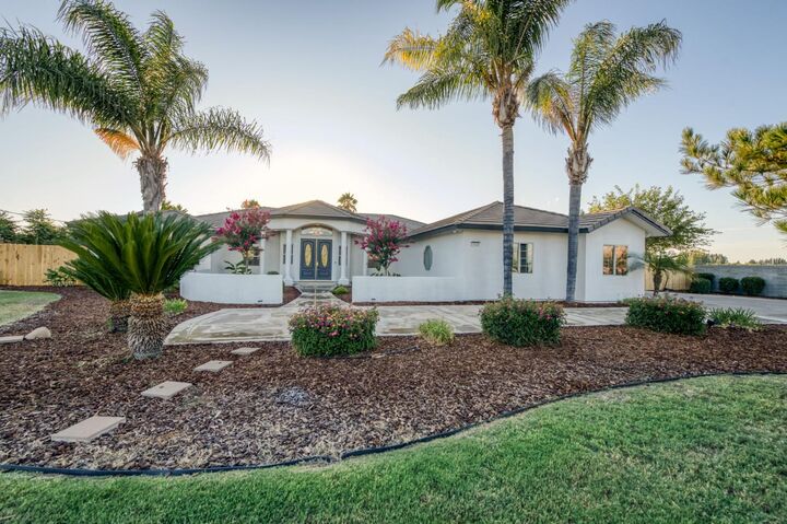 Property Photo: 17448 Island Drive CA 93636