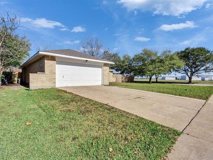 Property Photo:  4902 Glenvalley Drive  TX 77571 