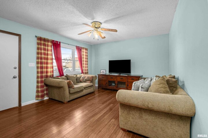 Property Photo:  617 6th Street  IA 52730 