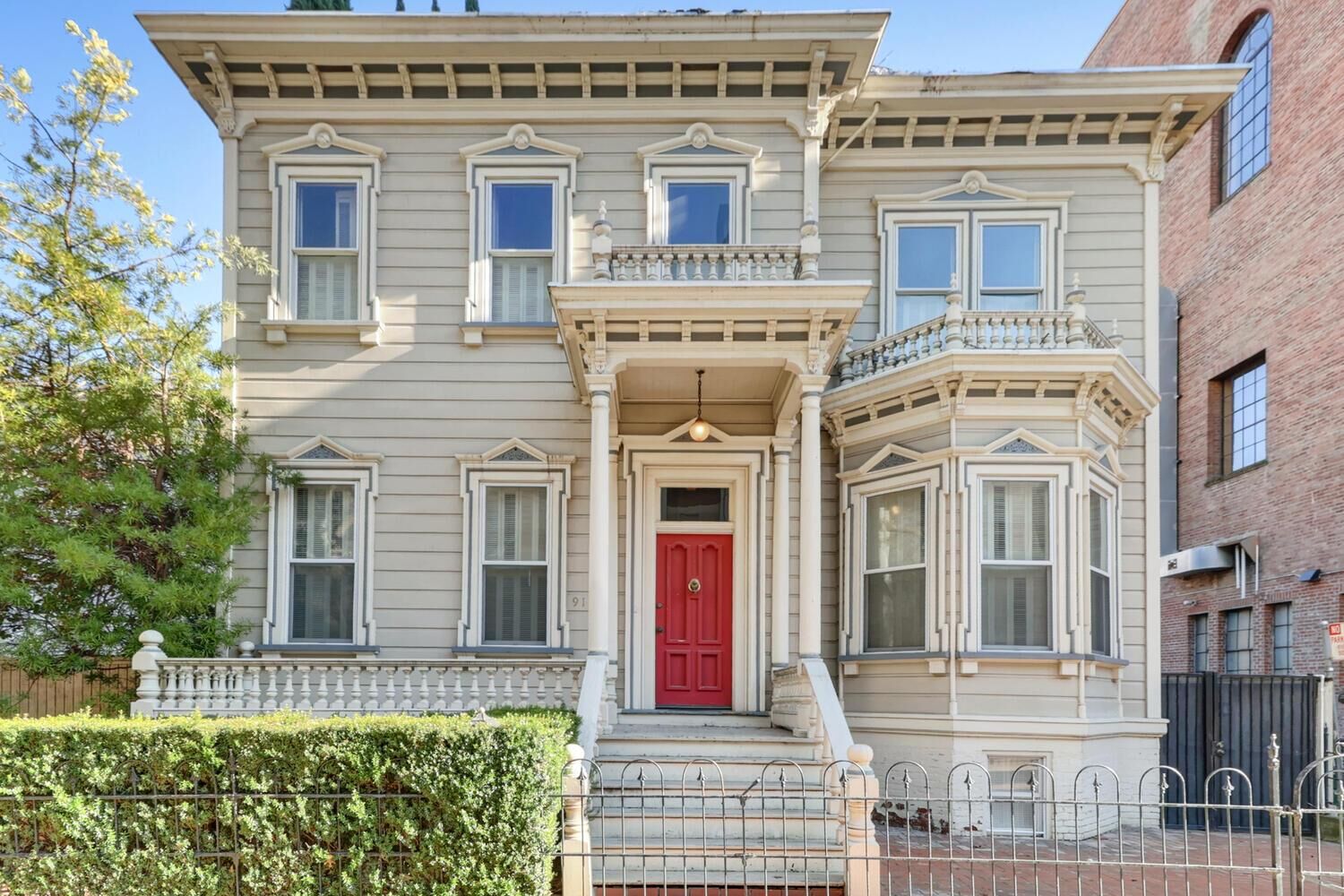 Property Photo:  915 11th Street  CA 95814 