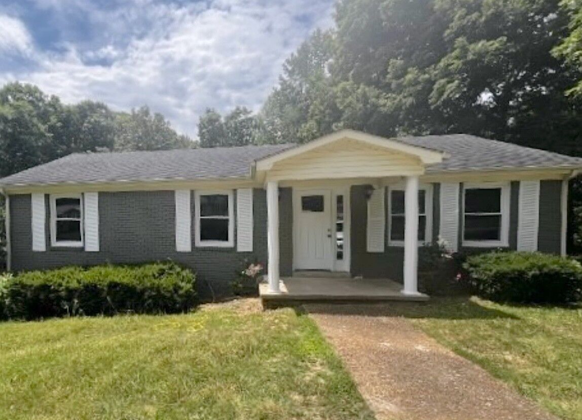 Property Photo:  630 Lakeview Cir  TN 37178 