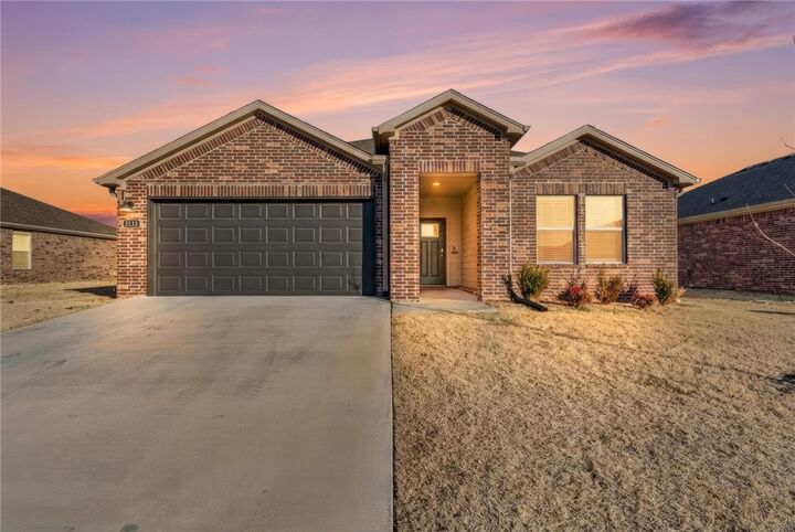 Property Photo:  2211 S 9th Street  AR 72758 