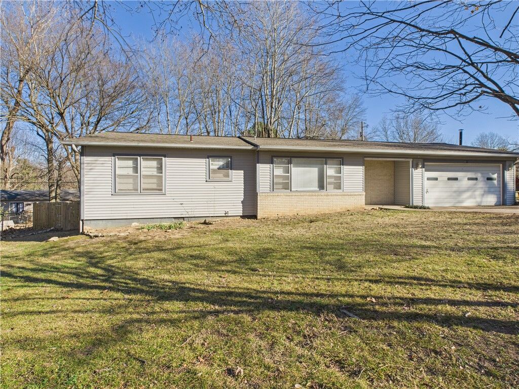 Property Photo:  611 Tamarind Street  AR 72601 