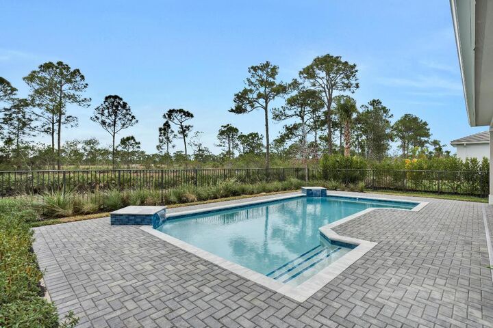 Property Photo:  203 SE Calmo Circle  FL 34984 