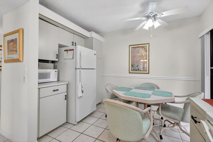 Property Photo:  10215 N Circle Lake Drive 101  FL 33437 