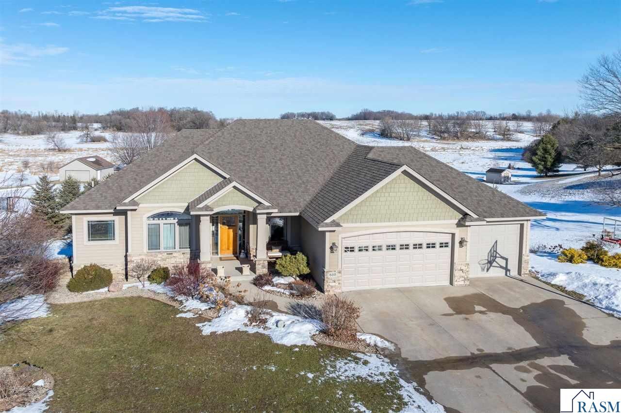 Property Photo:  610 E Rolling Hills Drive  MN 56057 