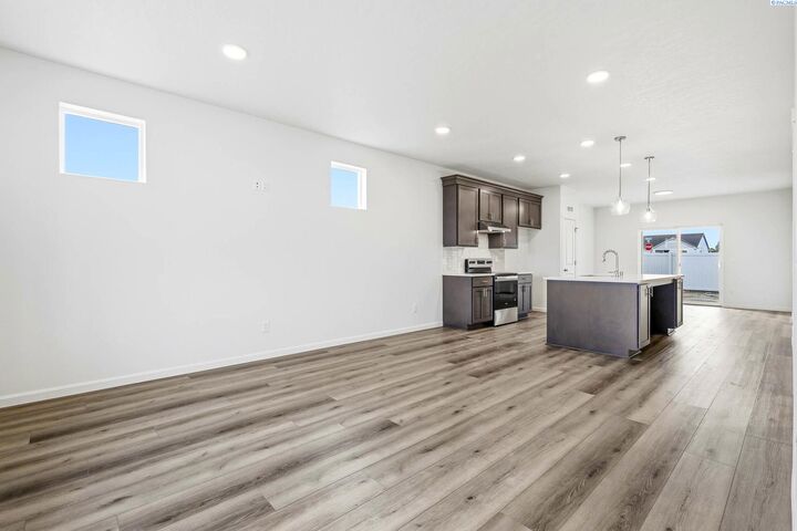 Property Photo:  1201 17th St  WA 99320 